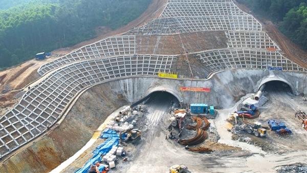 Công trình hầm chui Thần Vũ trên tuyến cao tốc Diễn Châu - Bãi Vọt.