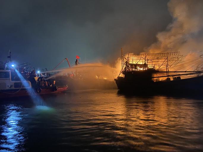 Hai tàu cá mang số hiệu tỉnh Quảng Ngãi bốc cháy dữ dội trong đêm