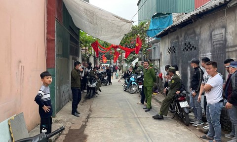 Người dân đứng hai bên đường xem Cảnh sát phá sòng bạc