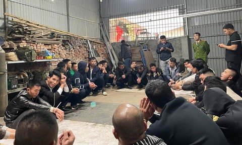 Cảnh sát ập vào xưởng cơ khí bắt quả tang 34 con bạc đang sát phạt nhau.