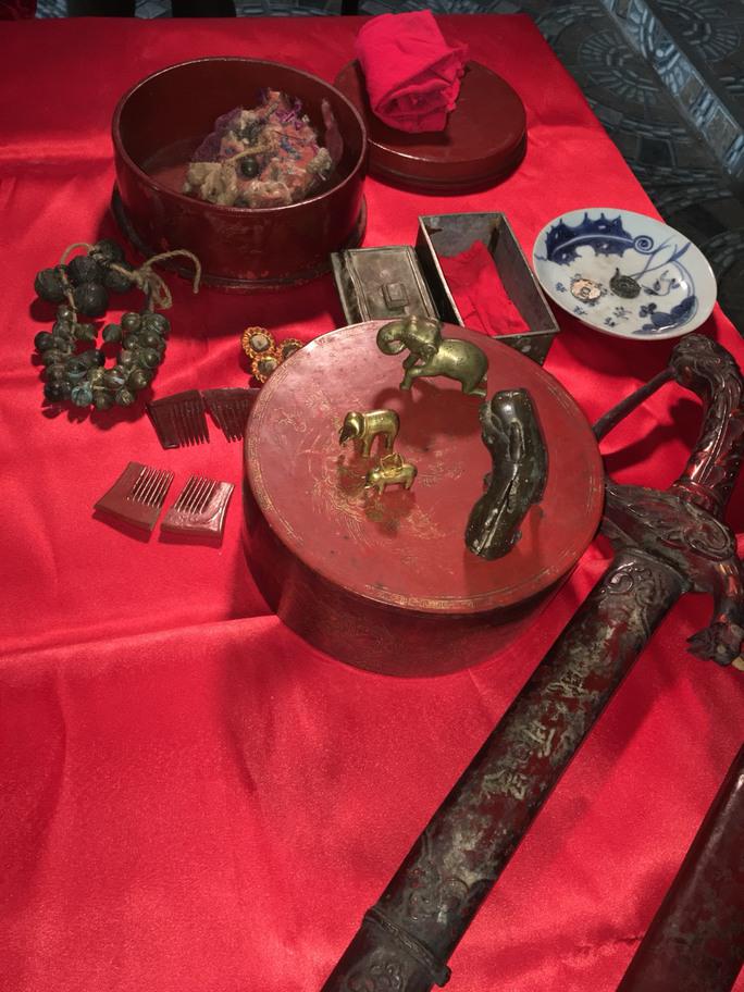 Các báu vật của vua Hàm Nghi ban tặng cho dân làng Phú Gia