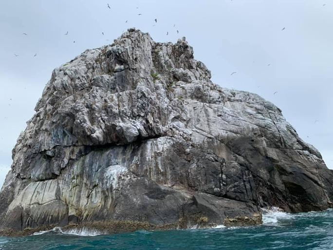 Có hình dạng giống như một quả trứng khổng lồ, nhìn từ xa, Hòn Trứng (huyện Côn Đảo, tỉnh Bà Rịa – Vũng Tàu) bị phân chim phủ lâu ngày tạo nên một màu trắng xóa.