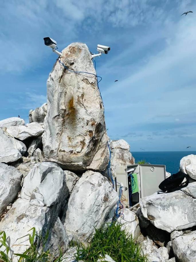 Từ nhiều năm nay, Hòn Trứng được lắp hệ thống camera an ninh để quản lý, theo dõi lượng chim cũng như kiểm soát tình trạng trộm trứng