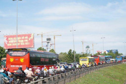 Tin tức trong ngày - Hàng nghìn người từ miền Tây đổ về TP HCM, kẹt cứng tại cầu Mỹ Thuận