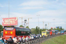 Tin tức trong ngày - Hàng nghìn người từ miền Tây đổ về TP HCM, kẹt cứng tại cầu Mỹ Thuận