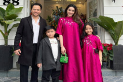 Đời sống Showbiz - "Đệ nhất mỹ nhân gợi cảm" Trang Nhung lên đồ ton sur ton cùng gia đình du xuân ngày Tết