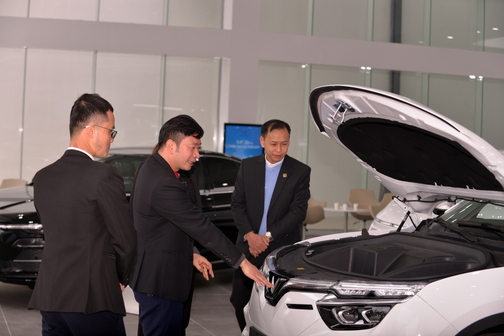 Showroom VinFast 3S Lai Châu thu hút hàng trăm khách hàng đến thăm quan và lái thử xe ngay ngày khai trương - 2