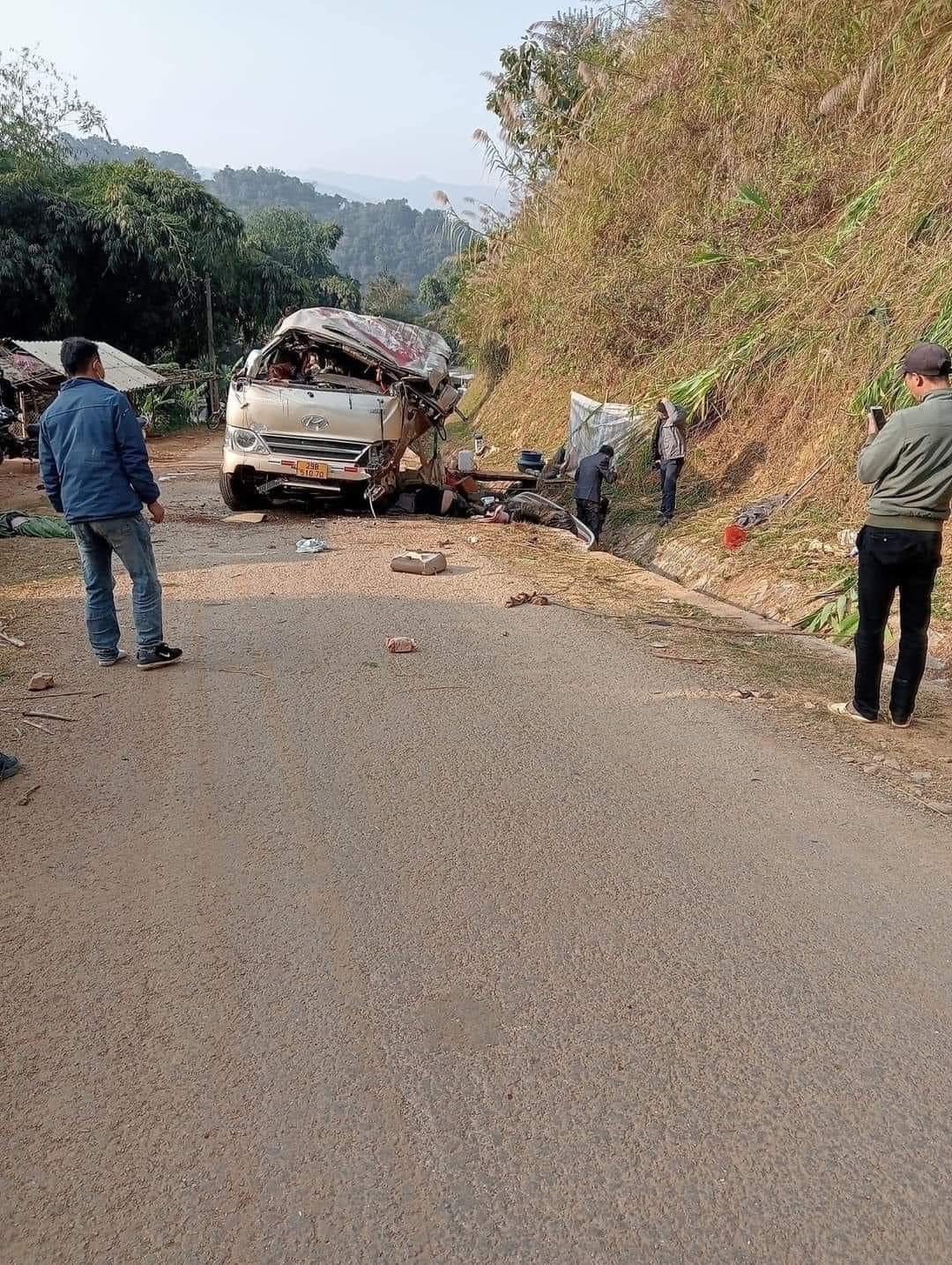 Xe chở 18 người đi đám cưới rơi xuống vực, 3 người tử vong, nhiều người nhập viện - 3