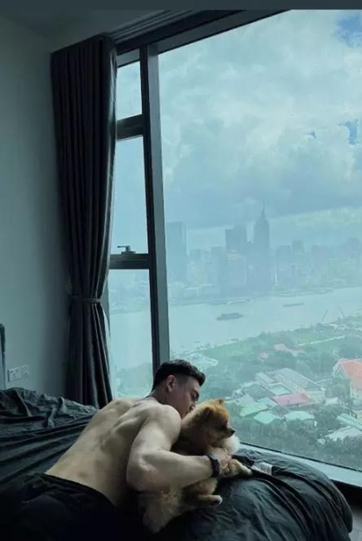 Văn Lâm trong một lần chia sẻ ảnh đã vô tình cho fan thấy được view tuyệt đẹp của căn hộ.
