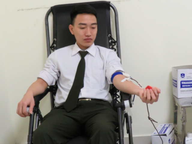Tin tức trong ngày - Trung uý Công an hiến máu cứu cháu bé trong cơn nguy kịch