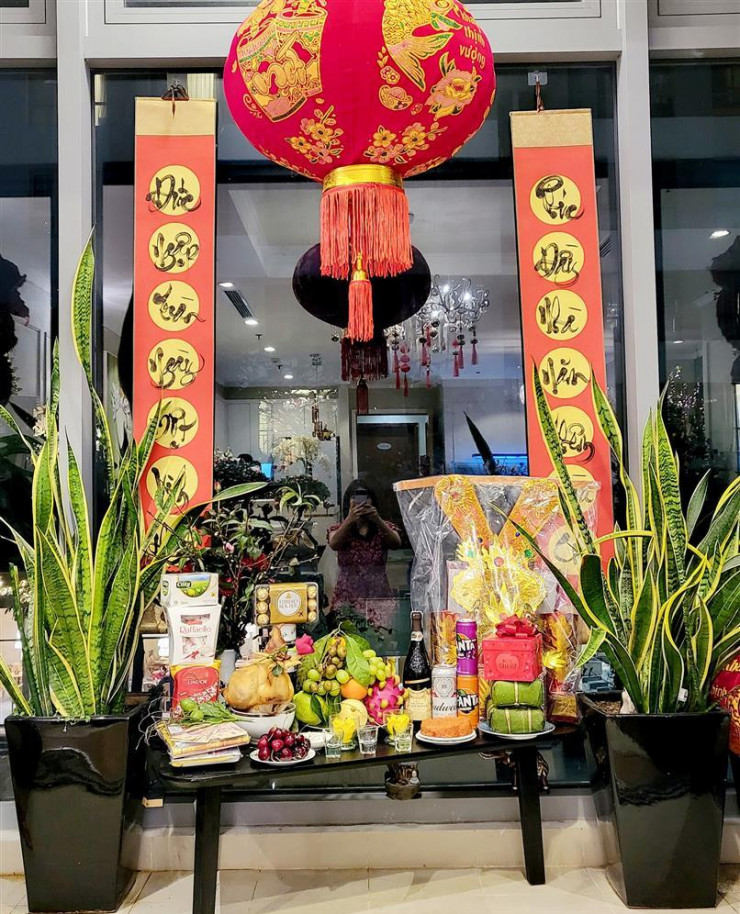 Nhà nam diễn viên trang hoàng đèn lồng, câu đối đỏ..., mang đậm không khí Tết cổ truyền.