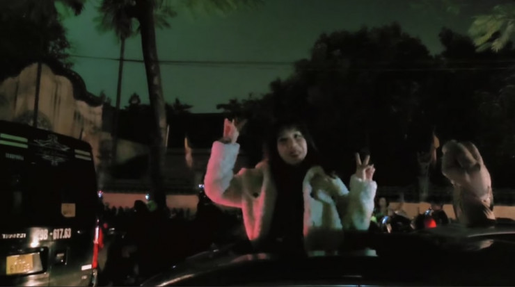 Nam diễn viên đưa vợ đi xem pháo hoa ở ngoài, dù đã có 3 con nhưng vợ chồng anh vẫn luôn mặn nồng.