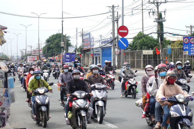 Ngày 29/1 (mùng 8 tháng Giêng), người dân từ các tỉnh miền Tây Nam Bộ di chuyển bằng xe máy nườm nượp trở về TPHCM học tập, làm việc sau kỳ nghỉ Tết Quý Mão 2023.