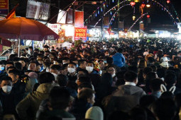 Tin tức trong ngày - Người dân chen chân về Phủ Dầy dâng lễ, tham gia phiên Chợ Viềng "mua may bán rủi" trong đêm