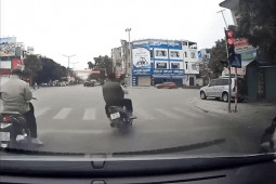 Xe máy - Xe đạp - Clip: "Đàn báo" lạng lách vượt đèn đỏ và cái kết