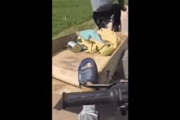 Xe máy - Xe đạp - Clip: Phì cười vì "bạn tốt" đẩy xe kéo nhiệt tình quá mức