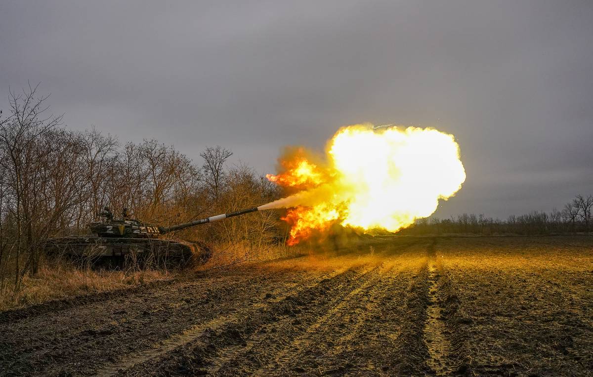 Xe tăng Nga khai hỏa trong chiến dịch quân sự ở Ukraine.
