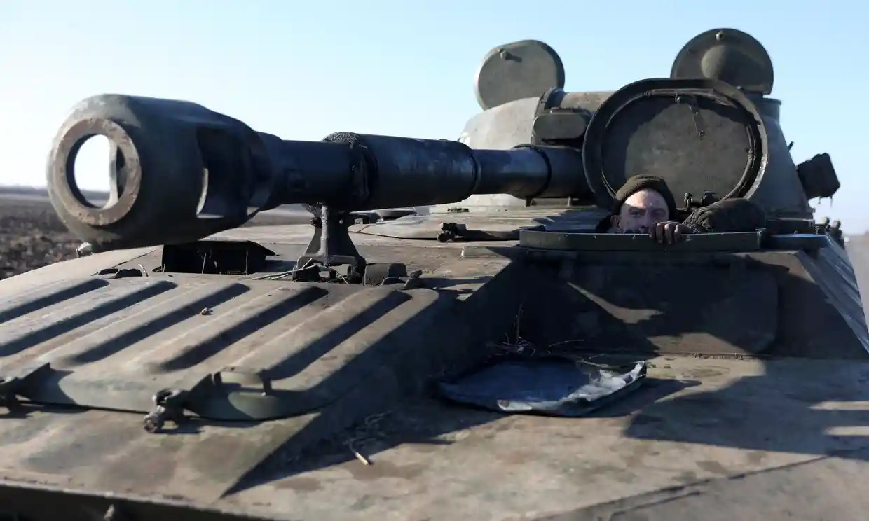 Lính xe tăng Ukraine ở mặt trận miền Đông (ảnh: CNN)
