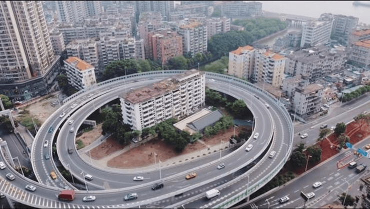 &nbsp;Giờ đây cả toà nhà lọt thỏm giữa bốn bề là cầu vượt.

