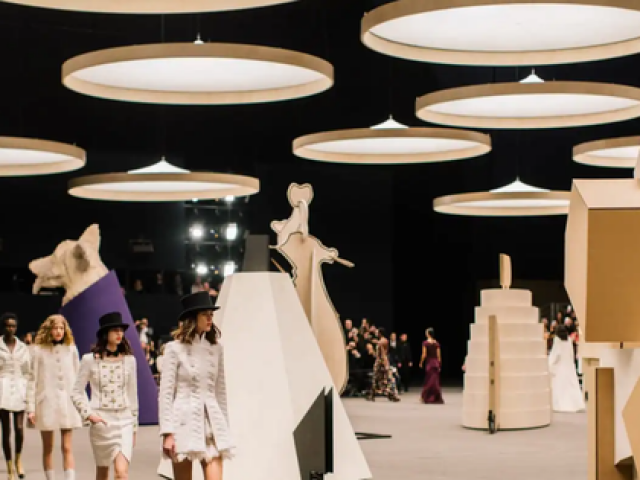 Thời trang - Đối thủ truyền kiếp đụng độ: Chanel đem muông thú lên sàn diễn, liệu có thắng Schiaparelli?