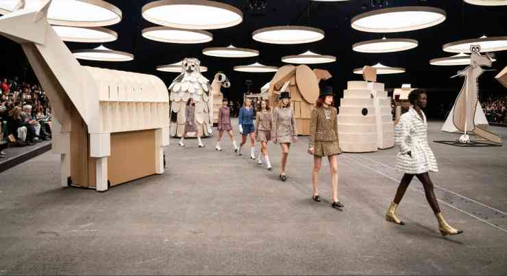 Sân khấu của Chanel với rất nhiều tác phẩm khổng lồ về thế giới động vật.