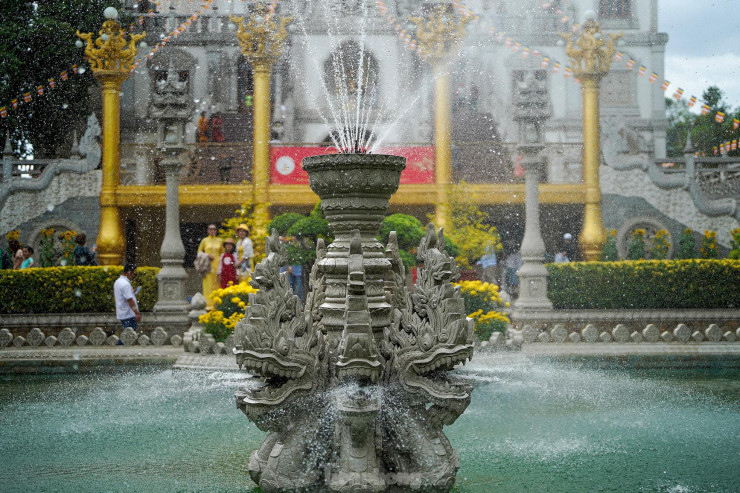 Khách thập phương du xuân tại ngôi chùa &#39;không nhang khói&#39; tuyệt đẹp ở TPHCM - 6