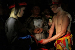 Tin tức trong ngày - Hé lộ danh tính đôi vợ chồng làm lễ "tình phộc" trong miếu Đụ Đị năm 2023