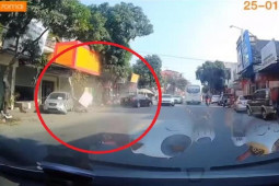 Tin tức trong ngày - Clip: Chạy bất ổn, "xế hộp" tông liên tiếp ô tô Kia Morning, xe máy chạy ngược chiều