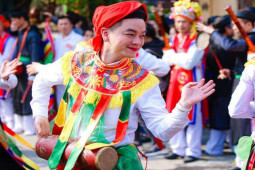 Tin tức trong ngày - Xem trai làng Triều Khúc múa "con đĩ đánh bồng" giữa lòng Thủ đô
