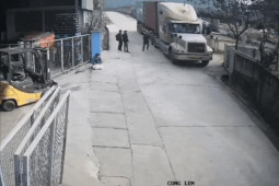 Ô tô - Clip: Đầu kéo trôi dốc, tài xế đòi hóa "siêu nhân" chặn đầu xe