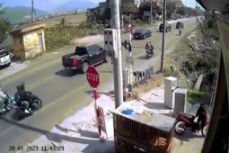 Xe máy - Xe đạp - Clip: Đoạn đường "bất ổn", xe máy ngã lao vào tủ lạnh bên đường