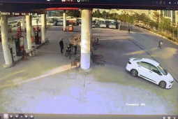 Ô tô - Clip: Pha lùi xe "đi vào lòng đất", đâm đổ trụ bơm xăng