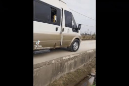 Ô tô - Clip: Pha xuống xe "đi vào lòng mương"