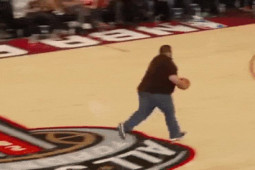 Tranh vui - "Khốn khổ" với những sự cố hài hước khi chơi bóng rổ