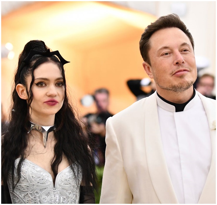 Thất tình chưa được bao lâu, ông Elon Musk lại bắt đầu hẹn hò với nữ ca sĩ Grimes. Cả hai tan hợp nhiều lần với những mâu thuẫn khó hòa giải. Cuối cùng họ cũng đường ai nấy đi.
