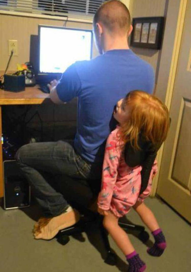 Ngồi im để bố làm việc cho xong đã.
