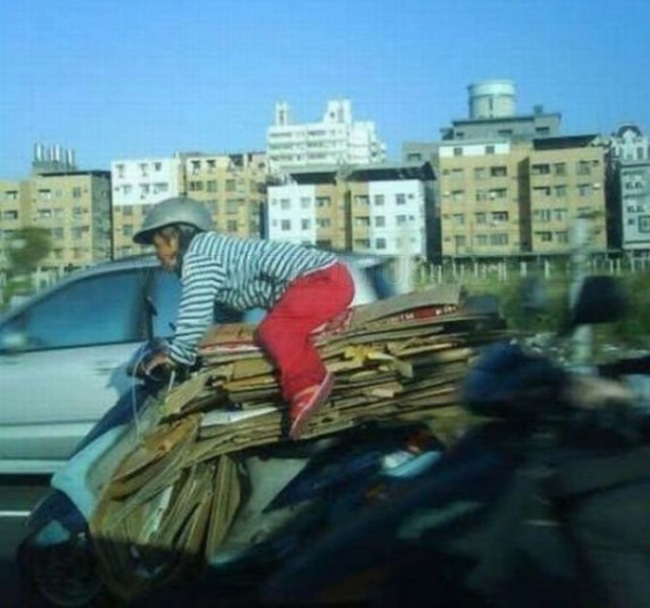 Người đi đường hoang mang với "người vận chuyển".
