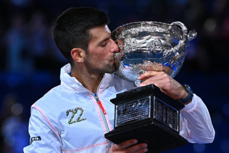 Djokovic trở lại ngôi số 1 thế giới: Bật khóc vì tủi thân, tiết lộ về chiếc áo bí mật