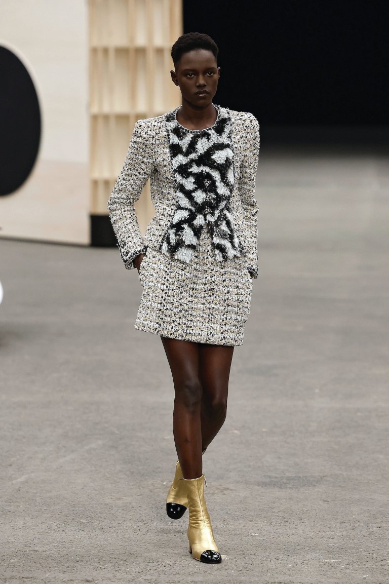 Thiết kế Haute Couture của Chanel xoay quanh các tác phẩm điêu khắc động vật - 6