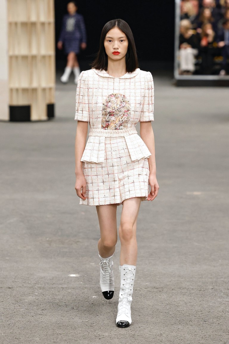 Thiết kế Haute Couture của Chanel xoay quanh các tác phẩm điêu khắc động vật - 3