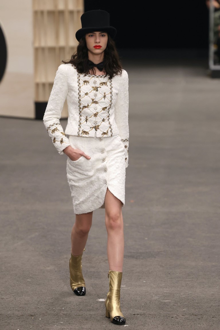 Thiết kế Haute Couture của Chanel xoay quanh các tác phẩm điêu khắc động vật - 16