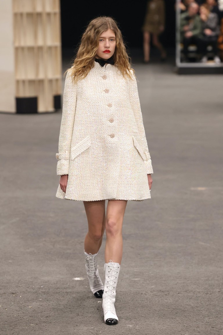 Thiết kế Haute Couture của Chanel xoay quanh các tác phẩm điêu khắc động vật - 15