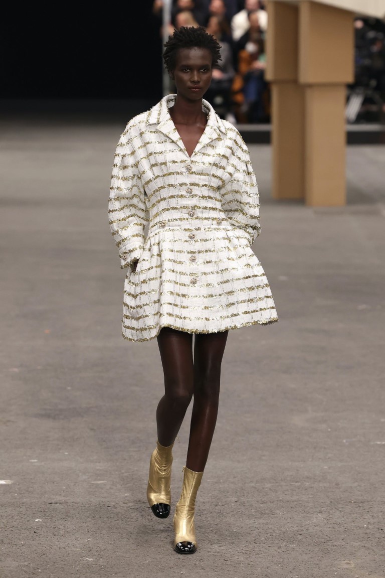 Thiết kế Haute Couture của Chanel xoay quanh các tác phẩm điêu khắc động vật - 14