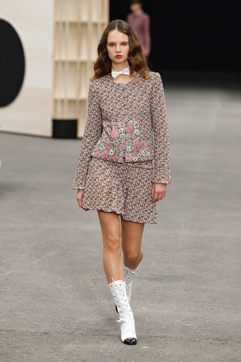 Thiết kế Haute Couture của Chanel xoay quanh các tác phẩm điêu khắc động vật - 11