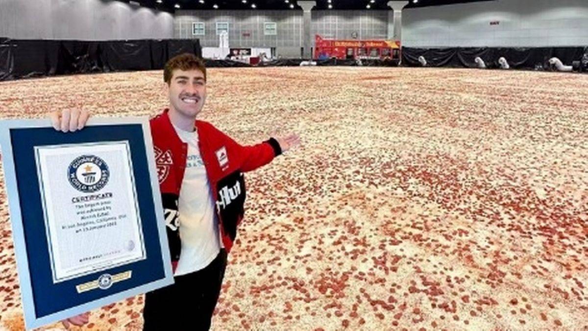 Chiếc bánh pizza lập kỷ lục Guinness, có diện tích 1.300m2 - 1