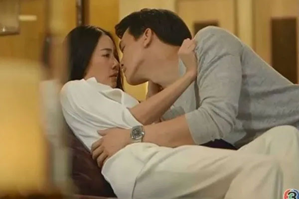 Chồng đi làm xa, vợ ở nhà 'bị' trai làm thuê bỏ bùa mê thuốc lú - 1