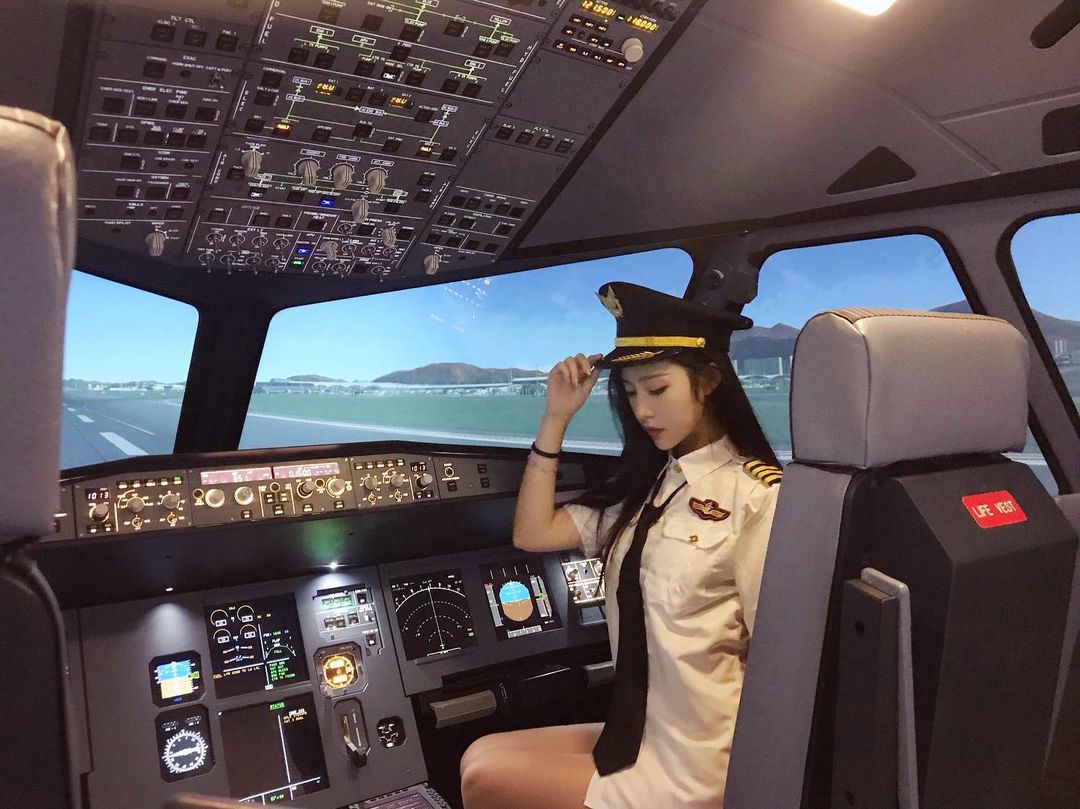Liu Yu Shi trong trang phục phi công. Cô diện sơ mi theo kiểu mốt giấu quần.