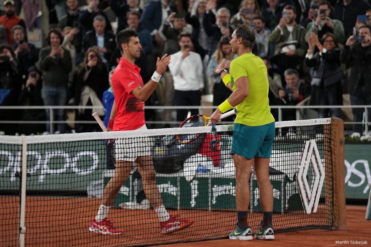 Djokovic (áo đỏ) chính thức biến Australian Open thành sân nhà, anh cần thể hiện nhiều hơn tại Roland Garros