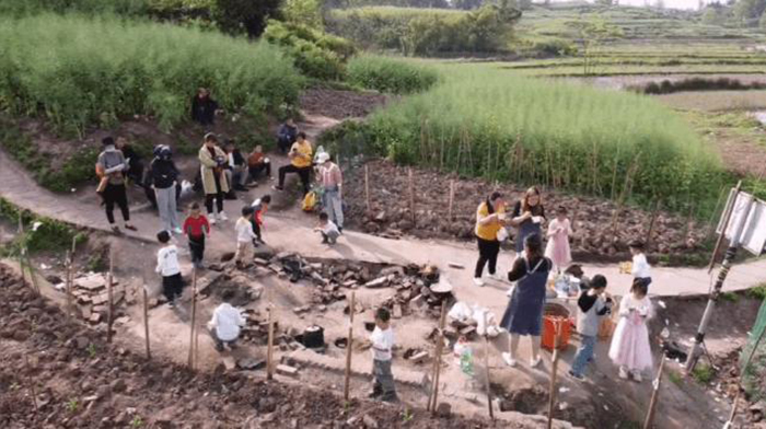 Ngôi làng ma thuật có lửa cháy trên mặt đất, dân làng mang nồi ra giữa đường nấu - 3