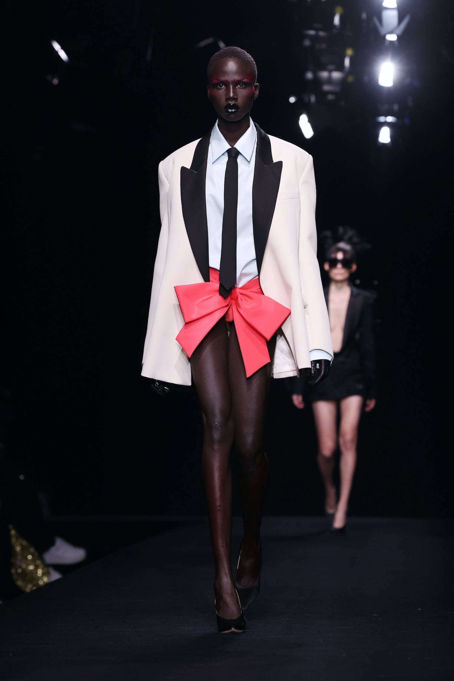 Váy áo xa xỉ đẹp diễm lệ, mãn nhãn giới mộ điệu của Valentino Haute Couture - 18